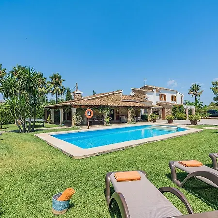 Can Barretas Villa *